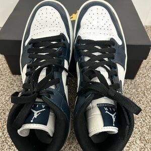 Jordan Men's Dark Blue and White Sneakers
Air Jordan 1 MID, 554724 411, size 9.5